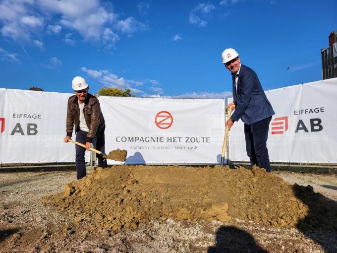 Schepen van Wonen Wout Maddens heeftsamen met Joris Vrielynck van Compagnie Het Zoute de eerste spade in de grond gezet voor de residenties Park Nolf en Gloriëtte.