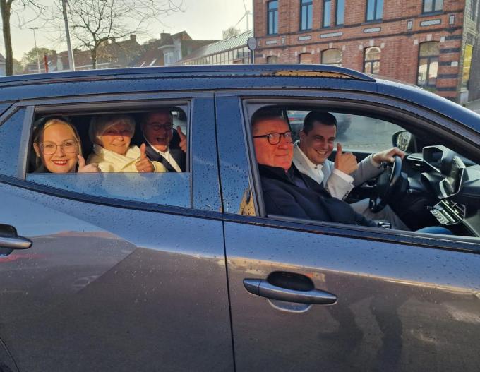 De vijf verkozenen van Vlaams Belang, waarvan er overigens vier van Kachtem zijn, hadden reden tot feest vieren. Achteraan herken je Deborah Buyse, Christine Degryse en Filip Buyse, vooraan Lieven Gayse en Sam Weyts achter het stuur.