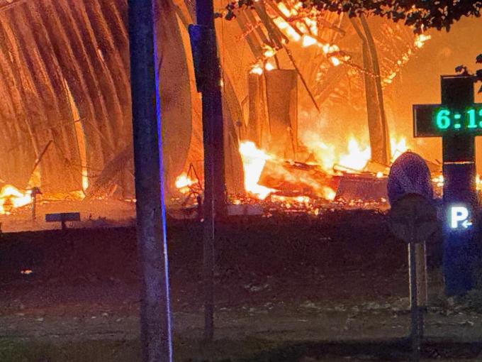 De vlammen sloegen bij aankomst van de brandweer al uit het gebouw.