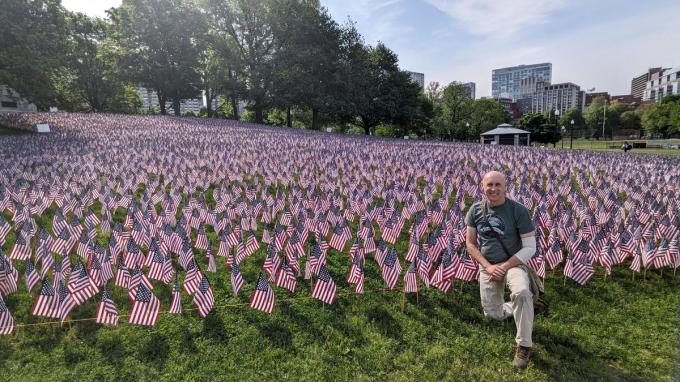 Benny Ingels voor honderden Amerikaanse vlaggen in Volorado.