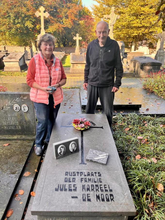 Cecilia en Noël Marreel bij het graf van Noëls ouders.