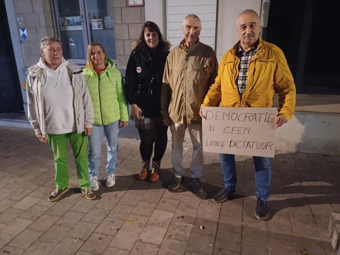 Op de foto zien we Griet Vandeputte, Nancy Naert, Melissa Verreth, Giel Seynaeve (allen Izegem) en Frans Lepla uit Ieper.