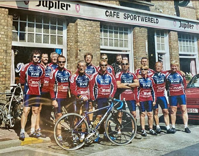 Luc Vantroyen herkende op een oude foto van wielerclub De Vrolijke Wielrijders Nieuwpoort nog bekende gezichten zoals Peter Lansens, Marnix Degroote en Roger Maes. (repro PG)