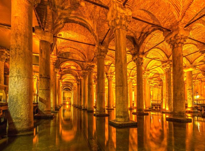 Een magische ervaring: wandelen in de oude Basilica citerne, een immense wateropslagplaats uit de Romeinse tijd. (foto Getty)