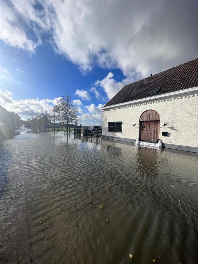 “De afgelopen jaren komt het water keer op keer dichter. Ook onze parking en loods lopen steeds vaker onder”, klinkt het bij ‘t Hof van Commerce.