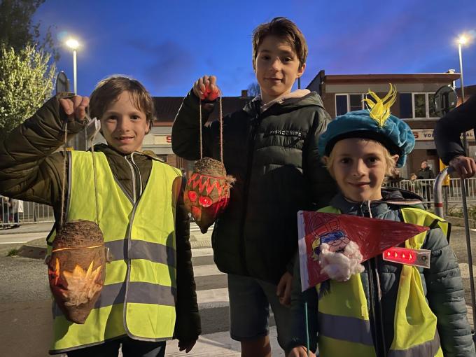 De kinderen tonen hun versierde bietlantaarn.