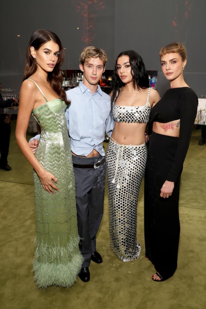 Kaia Gerber, Troye Sivan, Charli XCX en Cara Delevingne (allen in Gucci)