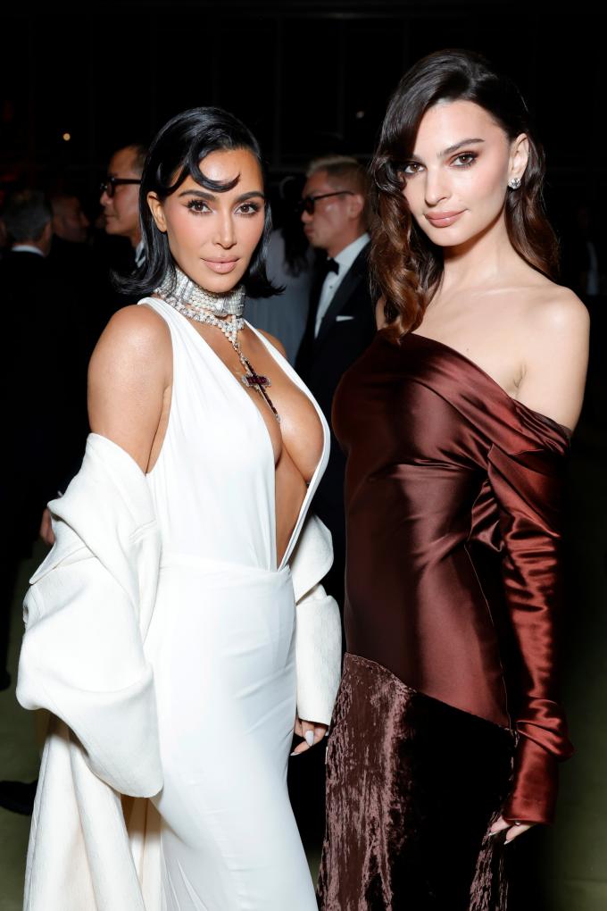 Kim Kardashian in Gucci en Emily Ratajkowski in Donna Karan