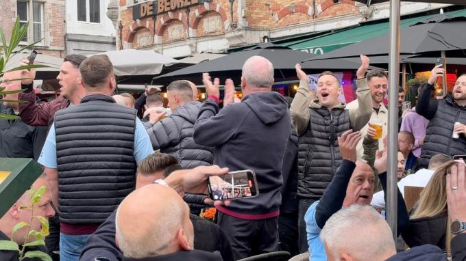 Fans van Aston Villa op de Markt in Brugge: luid zingen, maar geen incidenten.