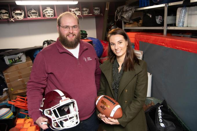 Ewout Nuyttens en Anke Vanwijnsberghe tussen het vele materiaal dat er van doen is om American Football te spelen.