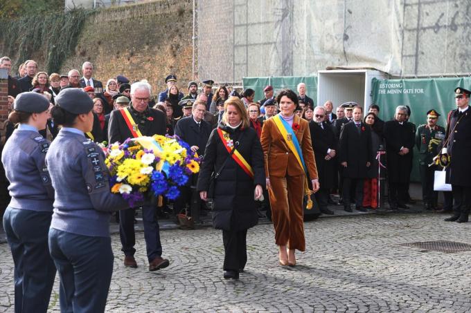 Gouverneur Carl Decaluwé, burgemeester Emmily Talpe en gedeputeerde Sabien Lahaye-Battheu leggen een bloemenkrans neer.