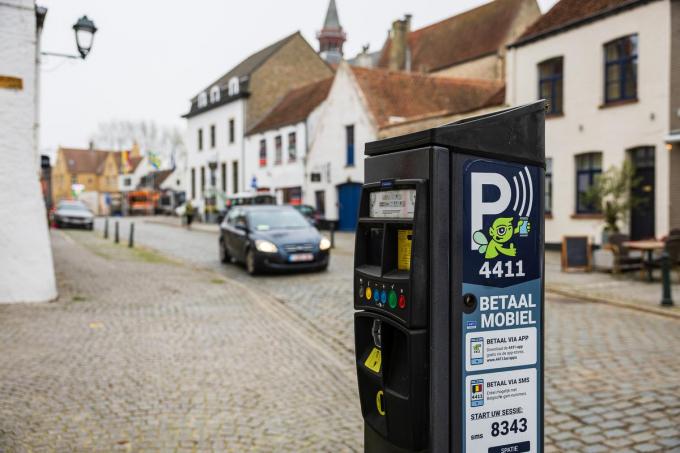 Betalend parkeren in de Kerkstraat in Damme: op erg kleine lettertjes staat dat je vanaf 15 november niet meer moet betalen.