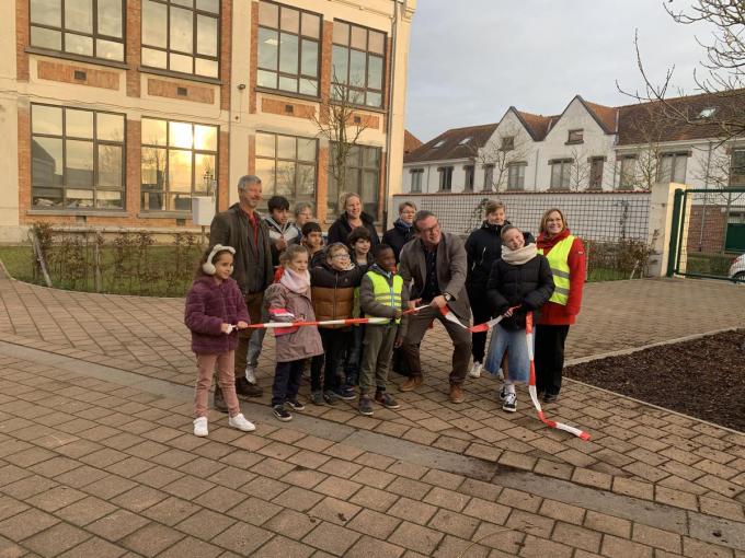 Het lint werd feestelijk doorknipt.