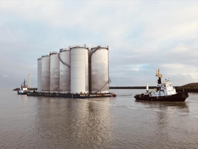 De eerste silo's verlaten de haven van Oostende.