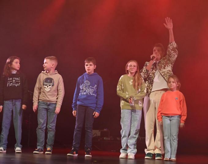 Ook meerdere kids mochten op het podium plaatsnemen.