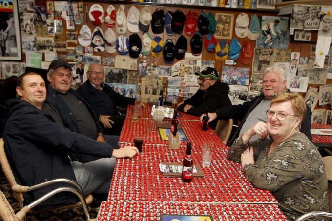 Wielercafé De Hert is een begrip in de regio, en uitbater Dirk is graag gezien door zijn stamgasten. (foto Coghe)