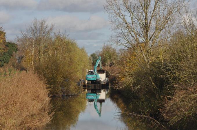 De baggerwerken in de Lovaart in Lo, een van de maatregelen om de afvoer van het water te versnellen.