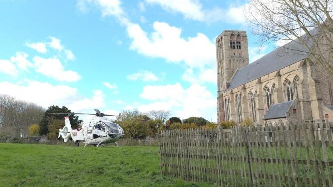 De MUG-heli landde net naast de kerk in de Kerkstraat.