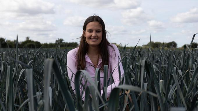 Anouk Claeys groeide op in Aarsele, in het landbouwbedrijf van haar ouders .