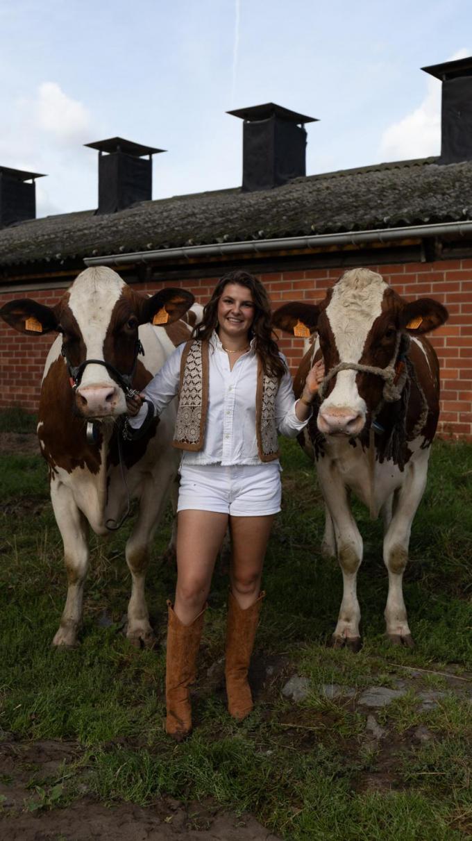 Julie Debruyne woont in Kortemark en is samen met haar broer de vierde generatie in een melkveebedrijf.