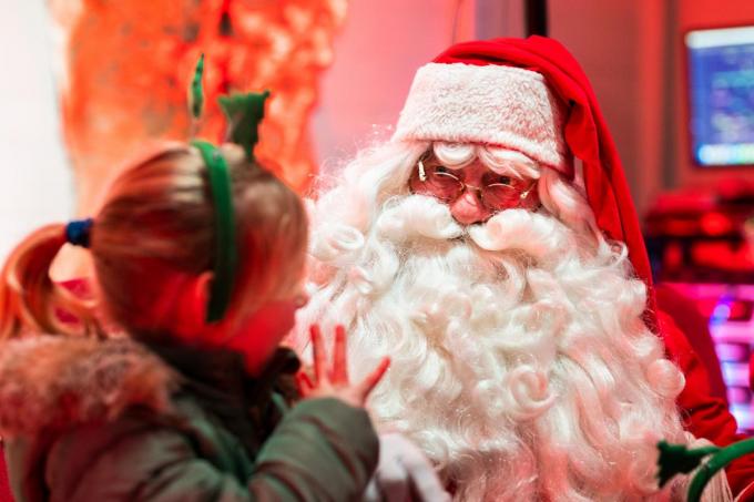 In het Huis van de Kerstman gluur je binnen in zijn cadeautjespakhuis, snoepfabriek en slaapzaal van de elfjes, en je dwaalt er rond tussen de 200 kerstbomen op het nieuw terras.