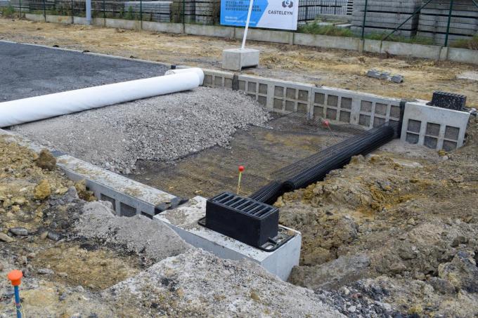 Het regenwater dat op de weg valt, infiltreert in de fundering via speciaal ontworpen infiltrerende straatkolken aan de zijkanten van de weg.