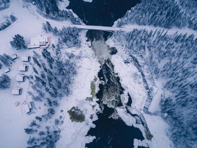 De Kalixälven, hier in Jockfall, is één van de laatste wilde rivieren van Europa. Een woest openluchtaquarium waar de zalm het meest in thuis is. (foto All About Lapland)