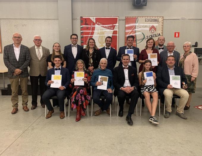 Boven v.l.n.r.: gemeenteraadslid Stephan De Roo, erevoorzitter Paul Verraes, Cynthia Debuysserie, Brecht Six, Ilse Kesteloot, Corneel Callens, Matthias Devlieger, Silke Berteloot, dirigent Jan Kusseneers, erelid Herman Baron en Catherine Lamaire. Onder v.l.n.r.: Siebe Witdouck, Greet Verstraete, Gaby Vanrobaeys, voorzitter Peter Soenen, Aake Watteeuw en Davy Bequoye. (foto FB)