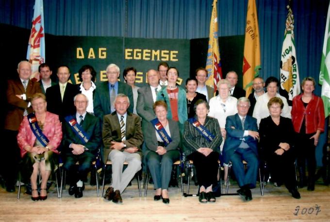 Met de invoering van een Laureaat Egemse Verdienste werd een extra dimensie toegevoegd aan de Dag van de Egemse Gemeenschap. We zien een foto van de huldiging in 2007, toen Yvonne Warnez laureaat werd. (foto a-Jan)