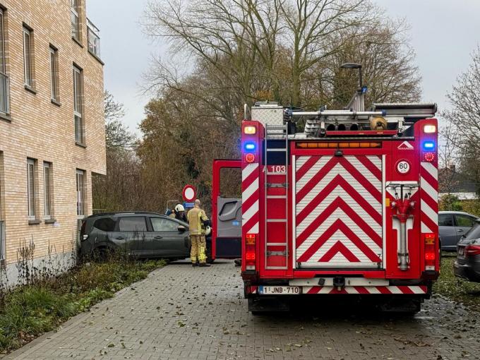 De brandweer werd opgeroepen en kwam meteen ter plaatse.