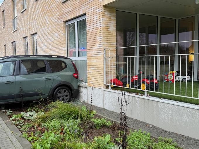 Door de impact sneuvelde een raam van het appartement op het gelijkvloers.