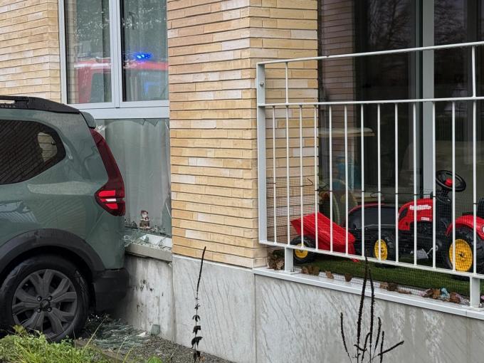 Door de impact sneuvelde een raam van het appartement op het gelijkvloers.