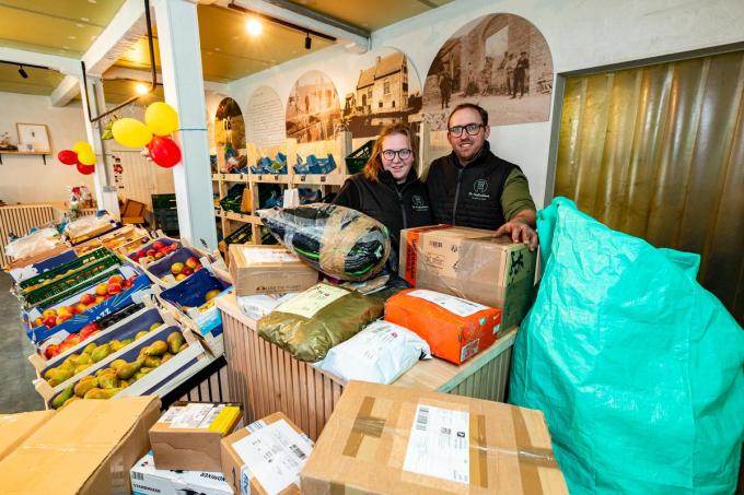 Stijn Decapmaker en zijn vrouw Lies Melis baten in Beerst bij Diksmuide hoevewinkel De Kasteelhoeve uit. Naast groenten en fruit en lokale streekproducten kan je er ook terecht voor pakketjes.