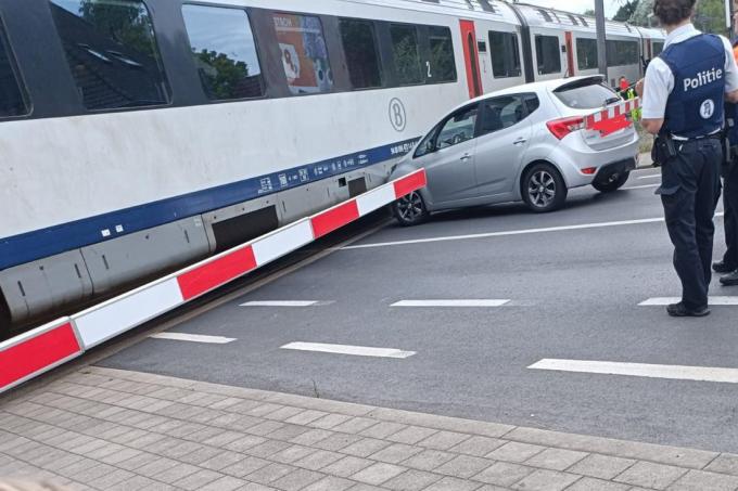 Een onvoorzichtige chauffeur rijdt zich vast op de sporen aan een overweg in Menen.