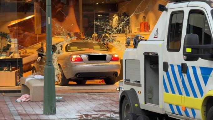 Door het ongeval belandde één wagen in de etalage van een schoenenwinkel.