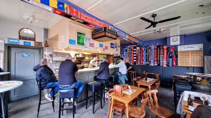 De Sportkring is een van die goede oude West-Vlaamse bruine kroegen die - al dan niet bewust - tegen het tij van de eigentijdse trends ingaat. (foto ZB)