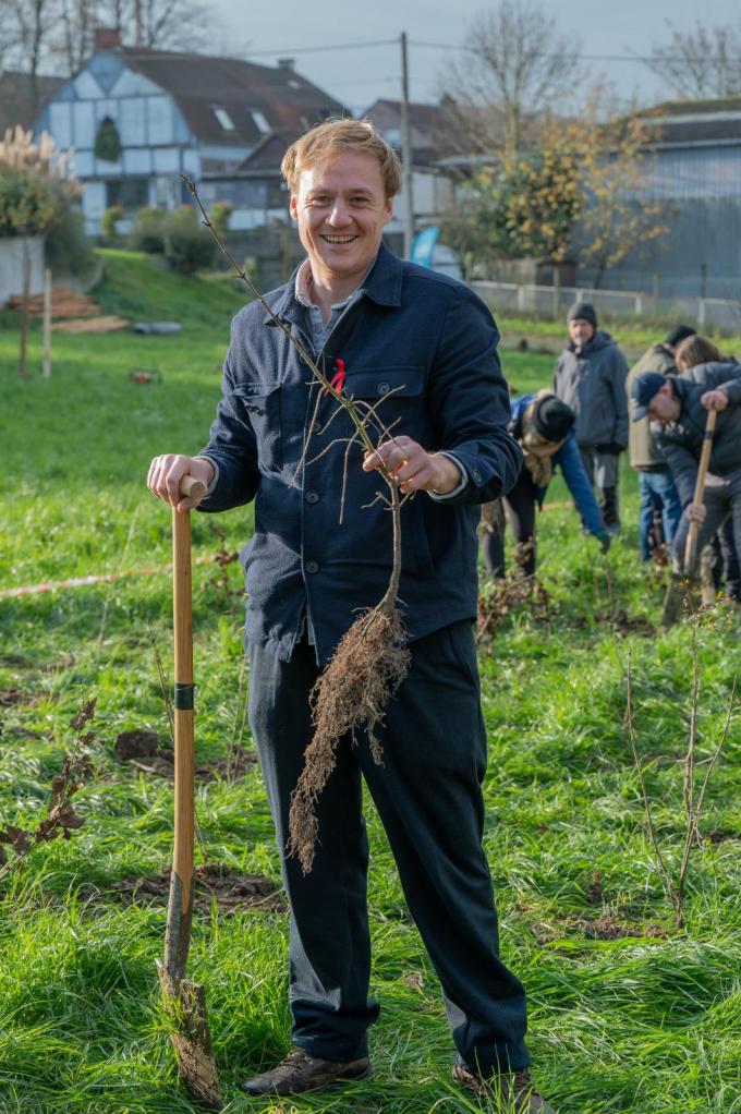 Ook Maxim Veys (Vooruit), toekomstige schepen van Zorg, Kinderopvang, Natuur en Klimaat, was aanwezig op de plantactie