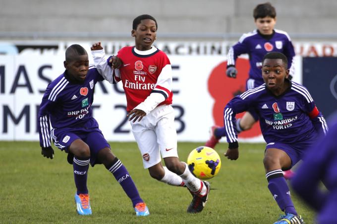 Jeremy Doku (rechts) in actie op het Christmas Truce Tournament met Anderlecht tegen Arsenal.