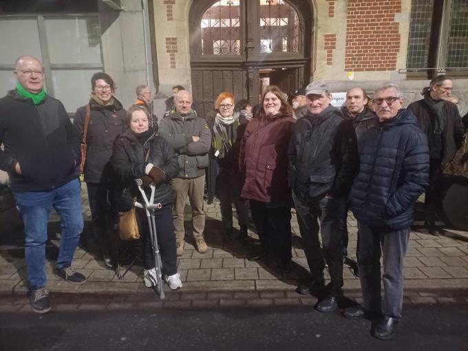 Een ACV-delegatie was ook naar het Izegems stadhuis afgezakt, centraal herken je Mele Walters.