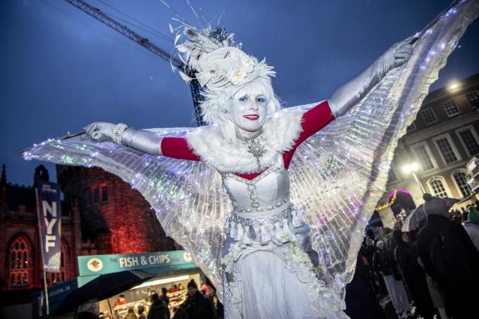 In het straatbeeld verschijnen bijzondere figuren. (foto Allen Kiely/Fáilte Ireland)