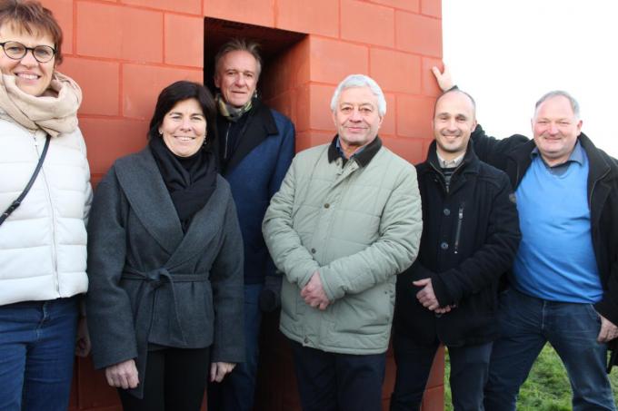 Ontwerper Marc Cordenier was eregast op de opening en mocht als eerste zijn werk binnengaan, gevolgd door schepenen Karolien Avonture, Sylvie Thieren, burgemeester Liefooghe, voorzitter van het ruilverkavelingscomité Jan Vermang en schepen Jacques Blanckaert.