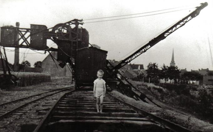 De steenbakkerij Vandeputte ging tegen de vlakte. De weg gegraven klei zorgde toen voor grote putten, ook wel Putjes Putten genoemd.