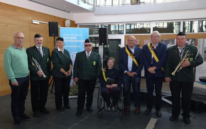 Carlos Vanden Bussche, erevoorzitter Johan Vanhoucke, gehuldigden Mieke Bruwaert en Beniti Vaerendonck en schepenen Stéphanie Anseeuw, Dirk Dawyndt en Ivan Vancayseele. Sanne Figoureux ontbreekt.