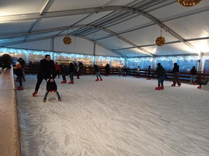 “Het wordt een feest voor jong en oud met de traditionele overdekte kerstmarkt, schaatspiste, eindejaarsactie, shoppingzondag en nieuwjaarsreceptie”, zegt burgemeester Christof Dejaegher.