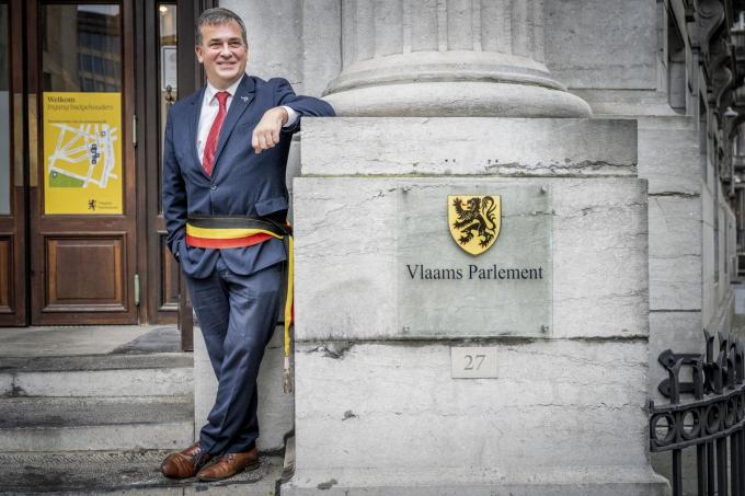 Kris Declerck wou absoluut met zijn sjerp op de foto: “Omdat ik vind dat burgemeesters een grotere stem mogen krijgen in het parlement. Brussel onderschat soms het belang van lokale besturen.”