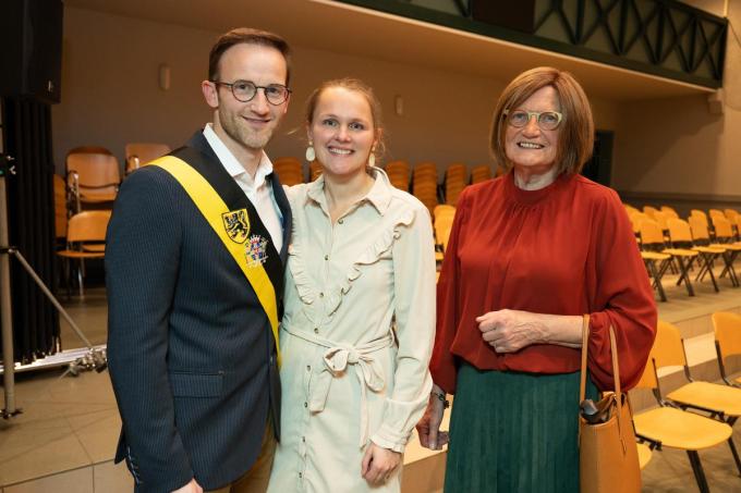 Kersvers schepen Pieter-Jan Delbeke met zijn echtgenote Jolien Callewaert en moeder Marie-Jeanne Hanssens.