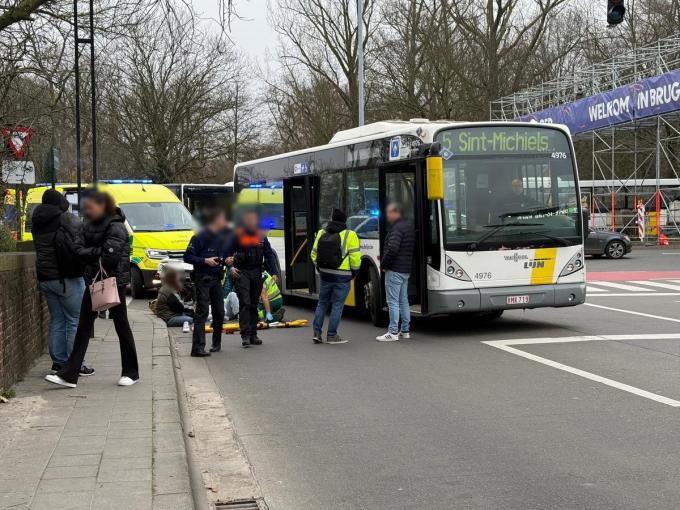 De hulpdiensten kwamen ter plaatse en dienden het meisje de eerste zorgen toe