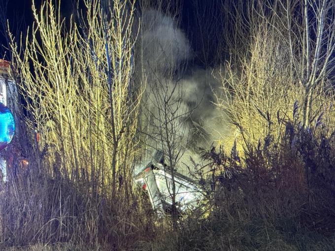 De wagen brandde volledig uit.