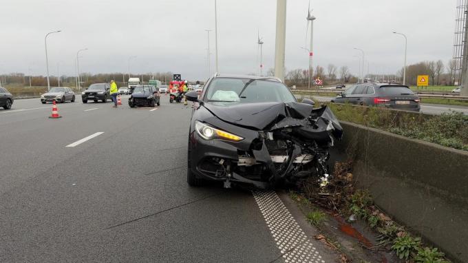 Net voorbij de verkeerswisselaar in Brugge kwam het tot een aanrijding tussen twee personenauto’s.