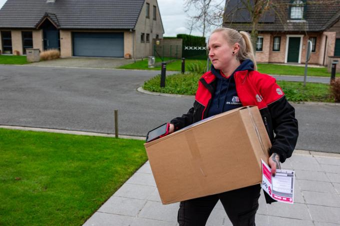 Iedereen is tevreden over Jennifer: “Zonder haar geen pakjes in Diksmuide.”